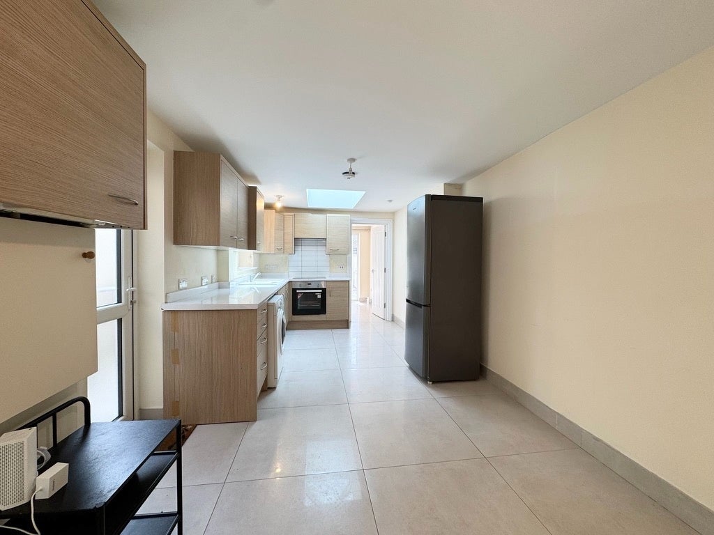 Flat Buckland Road in Greater London