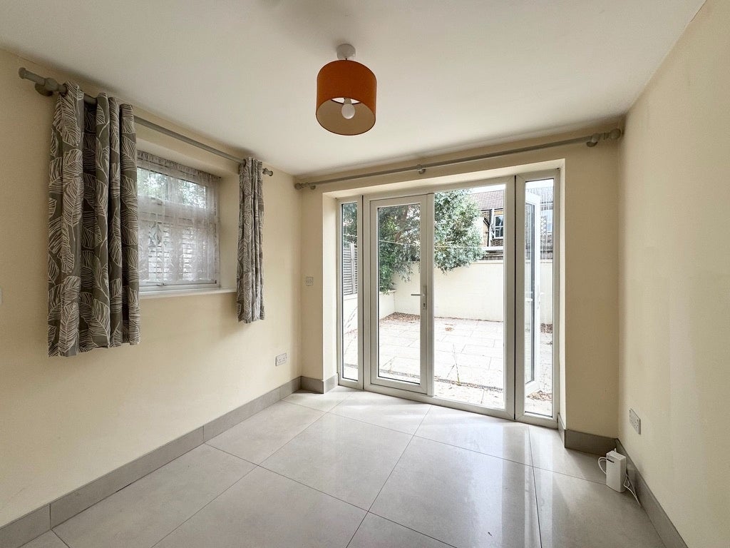 Flat Buckland Road in Greater London