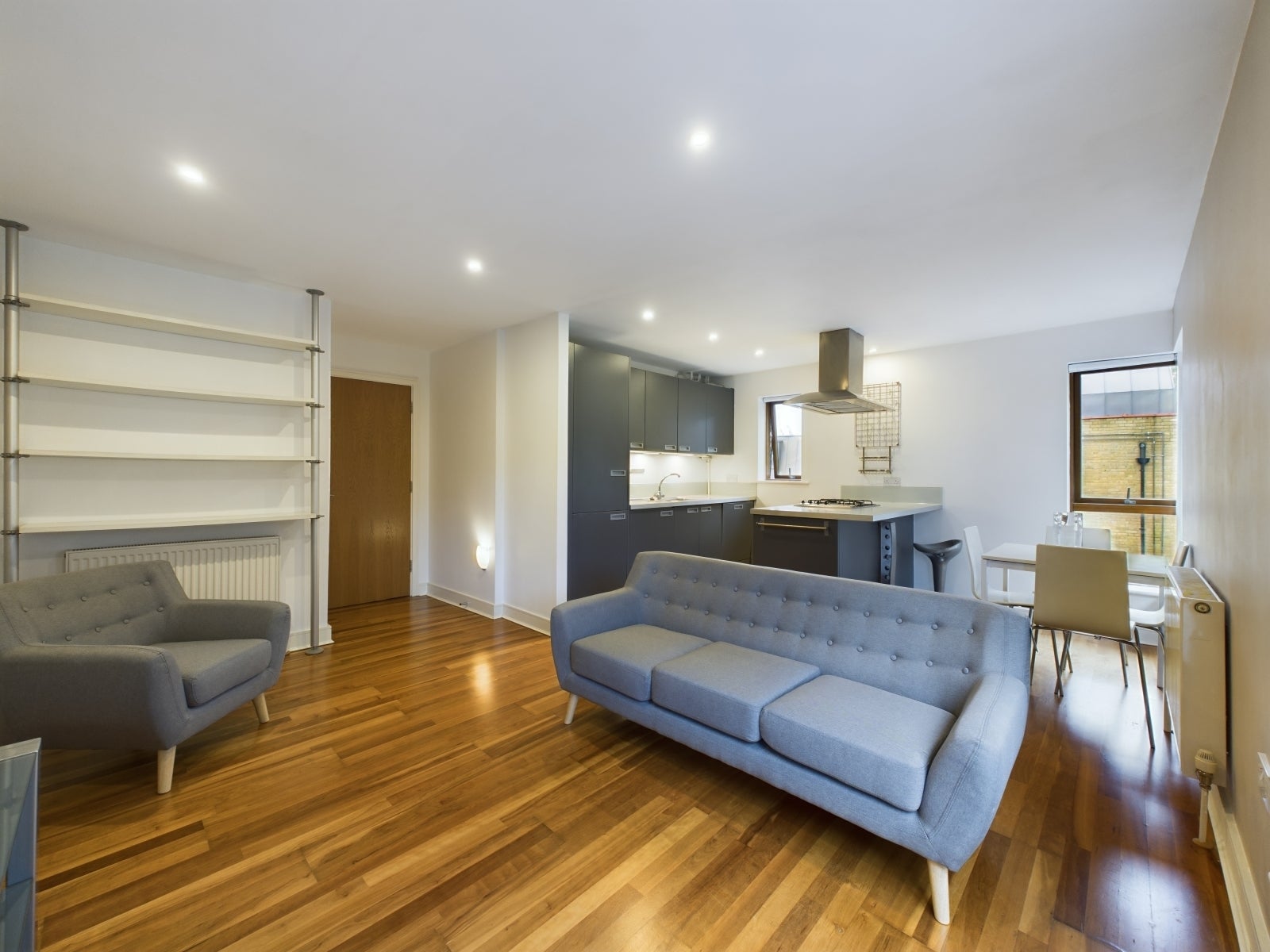 Flat Hithe Grove in Greater London