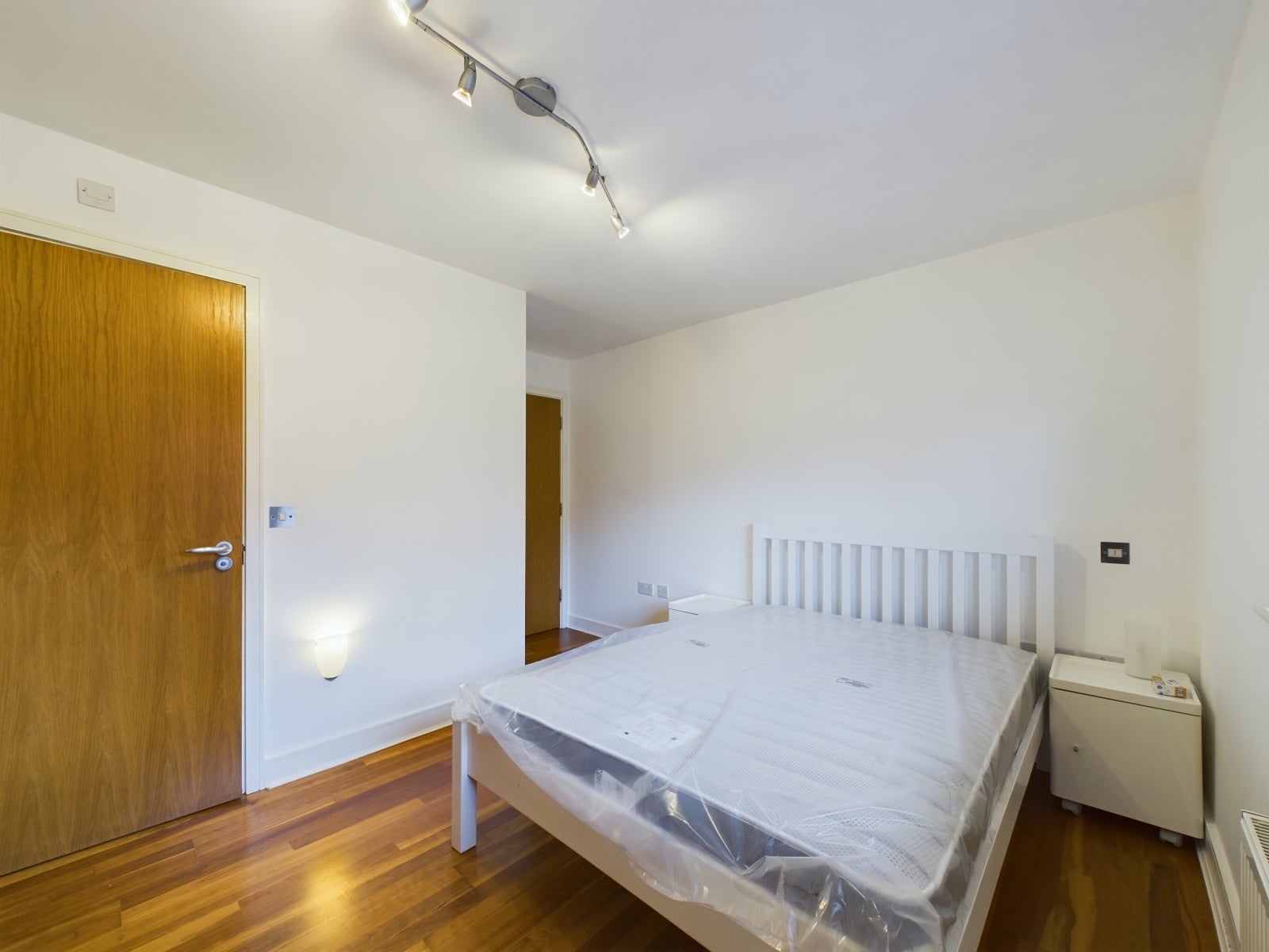 Flat Hithe Grove in Greater London