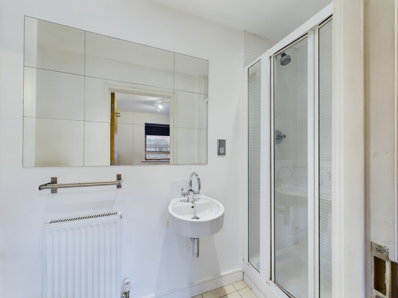 Flat Hithe Grove in Greater London
