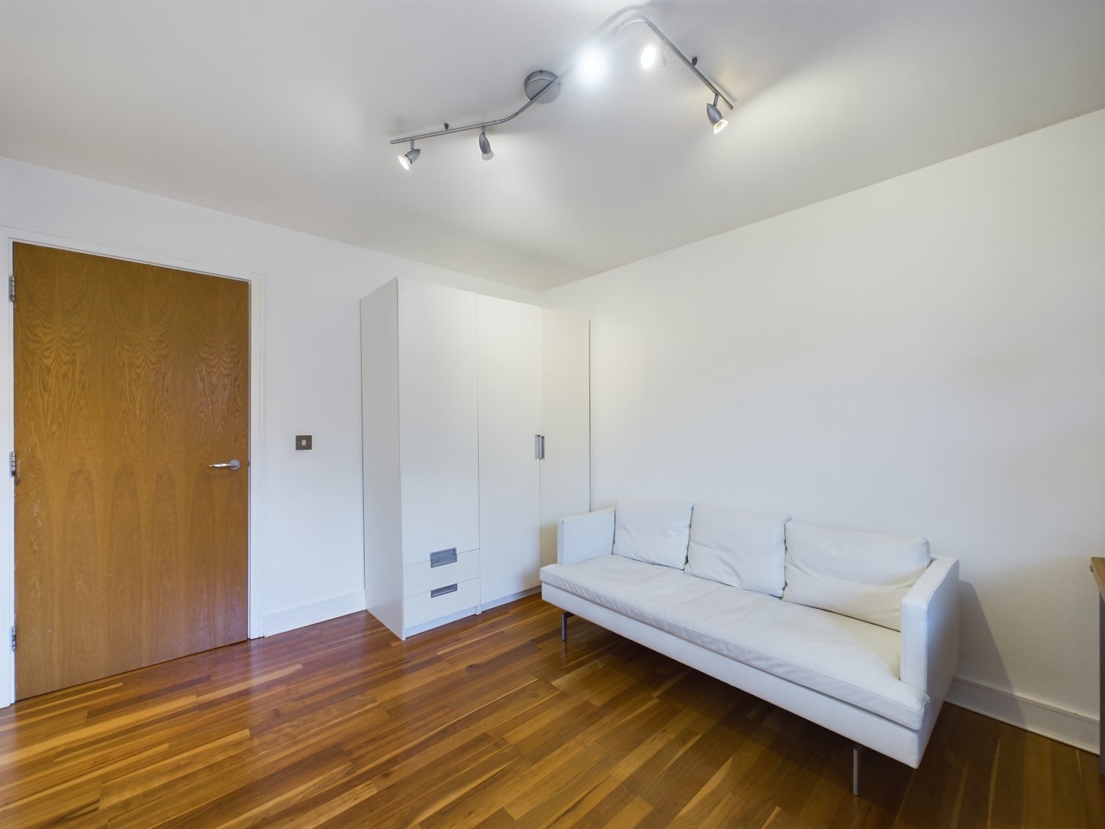 Flat Hithe Grove in Greater London
