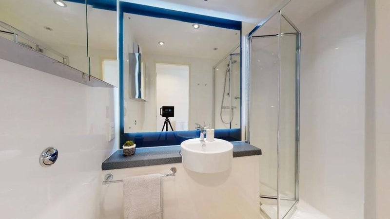 Room Lett Road in Greater London