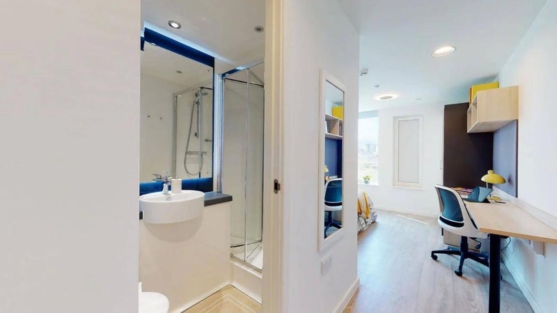 Room Lett Road in Greater London