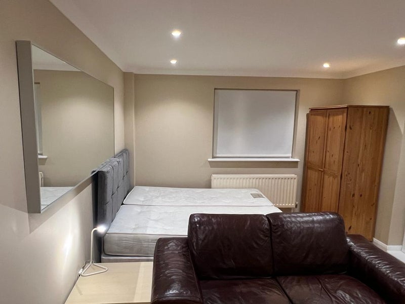 Room Brickfield Road in Greater London