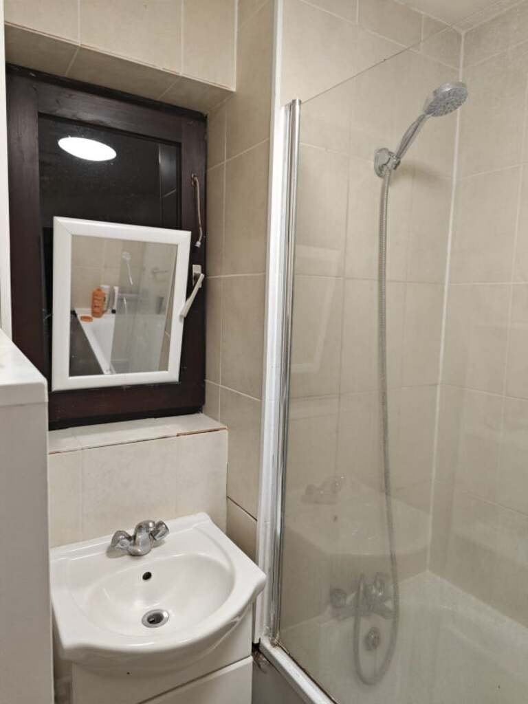 Room Carrol Close in Greater London