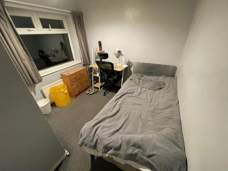 Room Vale Crescent South in Nottingham