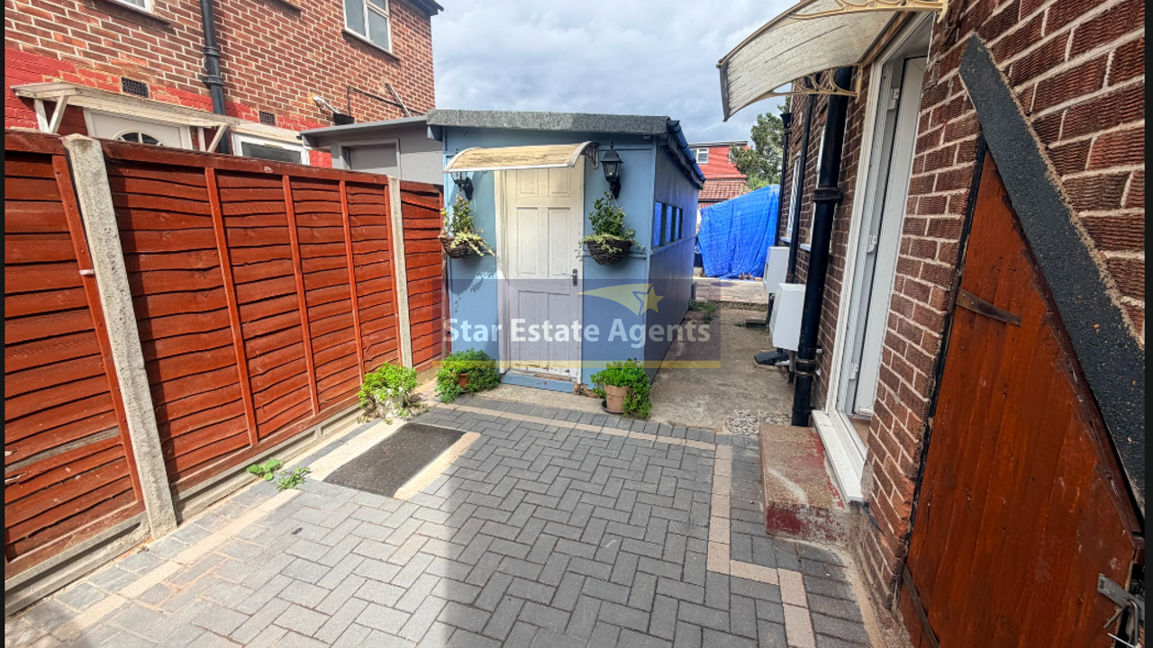 Flat Welland Gardens in Greater London