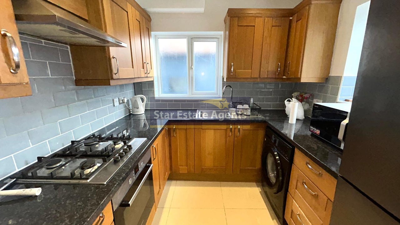 Flat Welland Gardens in Greater London