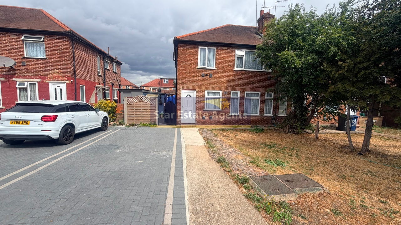 Flat Welland Gardens in Greater London