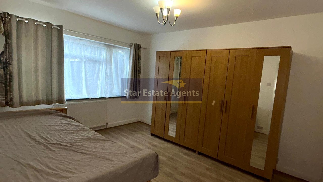 Flat Welland Gardens in Greater London