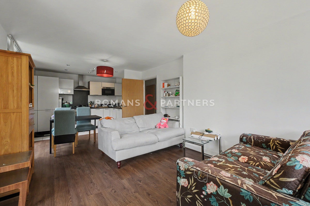 Flat Needleman Street in Greater London