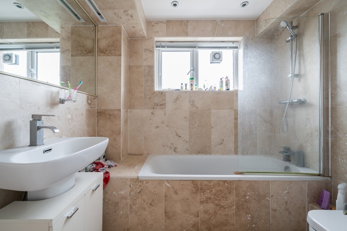 Flat Willesden Lane in Greater London