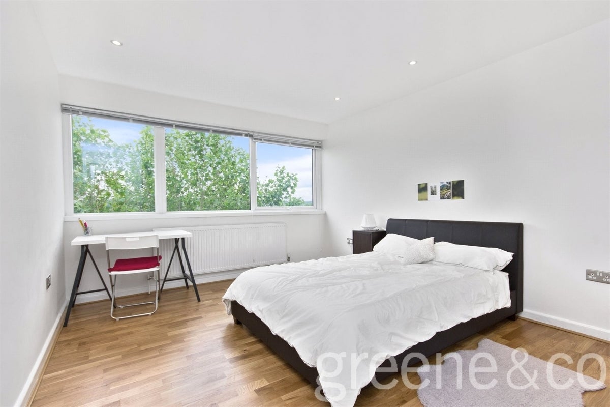 Flat Willesden Lane in Greater London