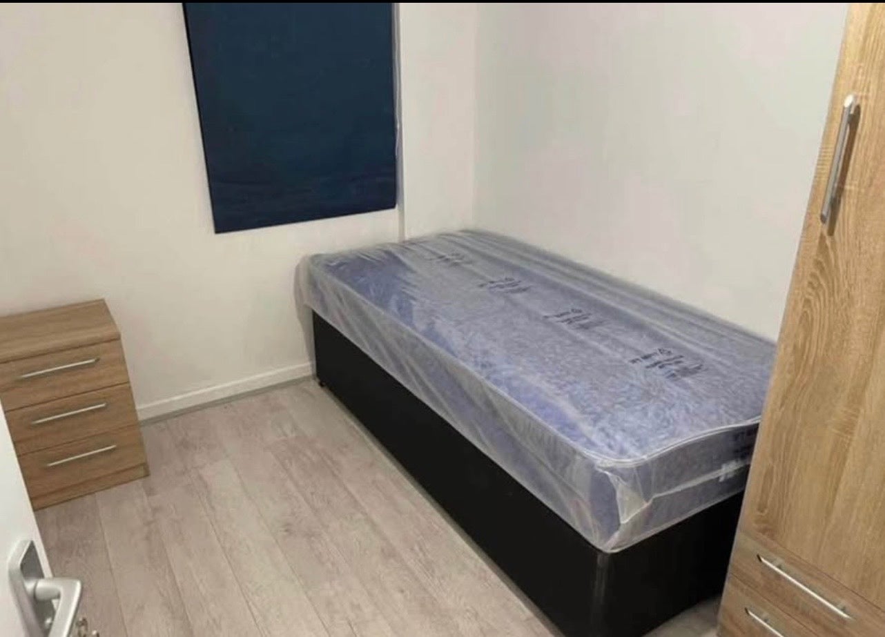 Room Hathersage Road in Birmingham