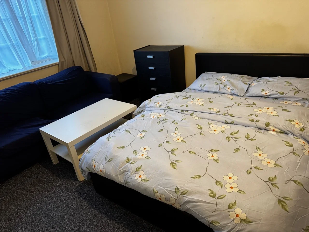 Room Barrow Road in Greater London