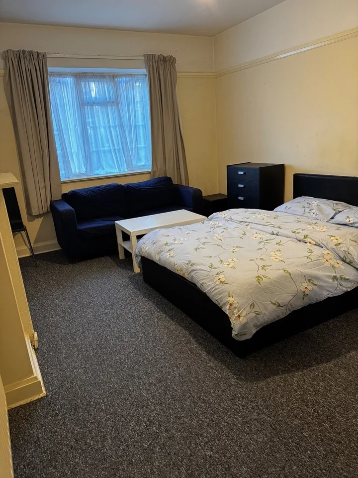 Room Barrow Road in Greater London