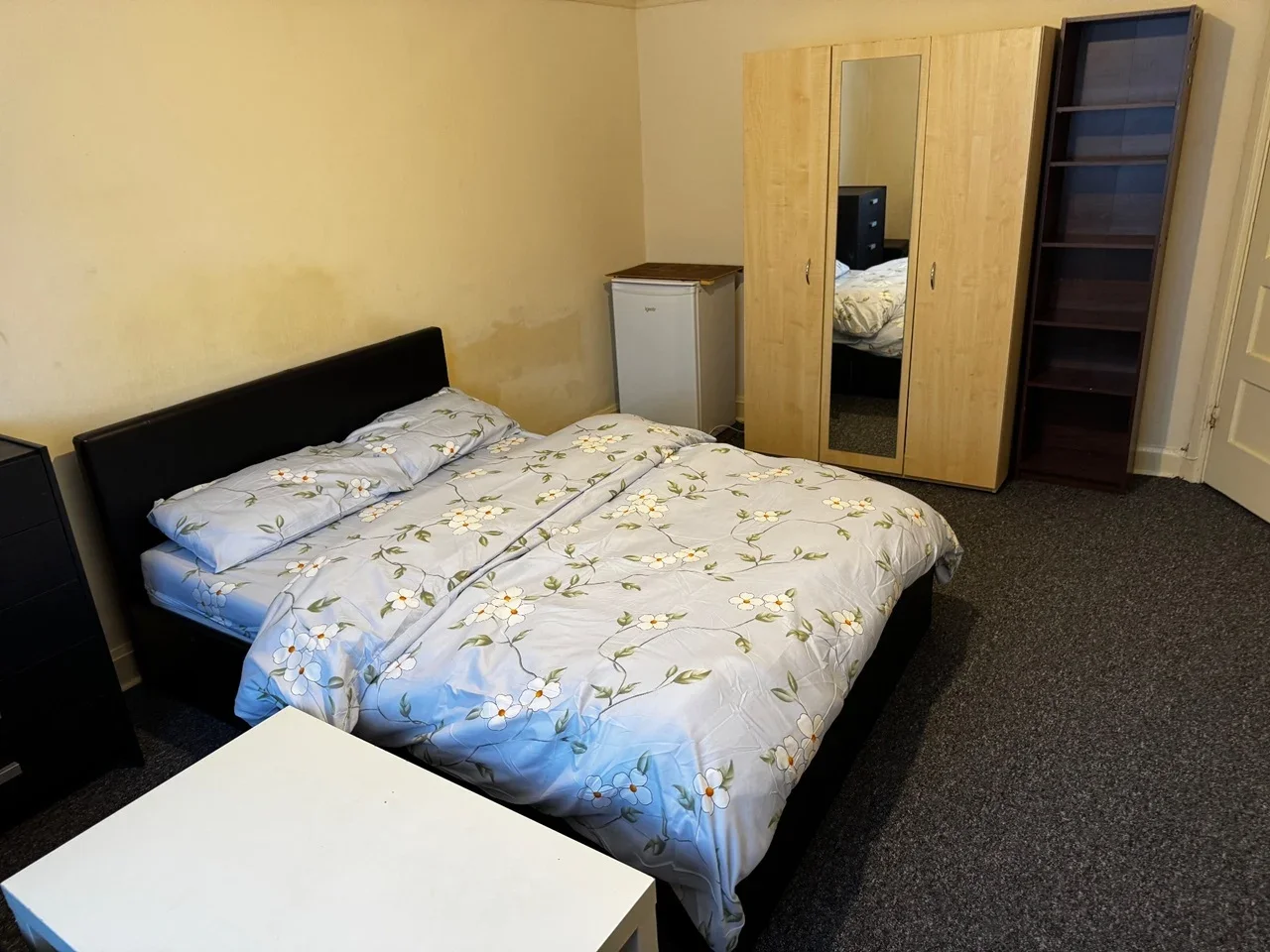 Room Barrow Road in Greater London