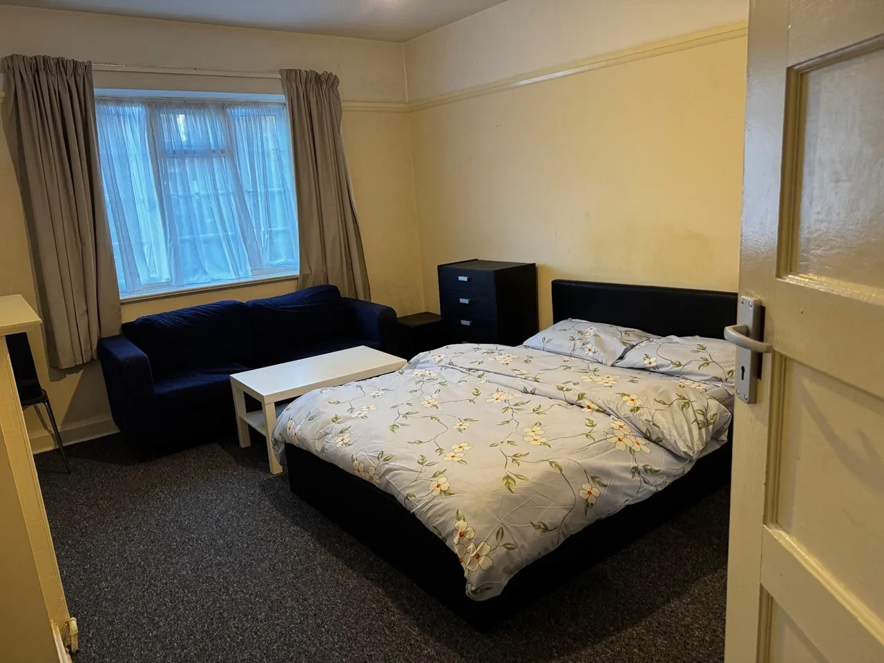 Room Barrow Road in Greater London