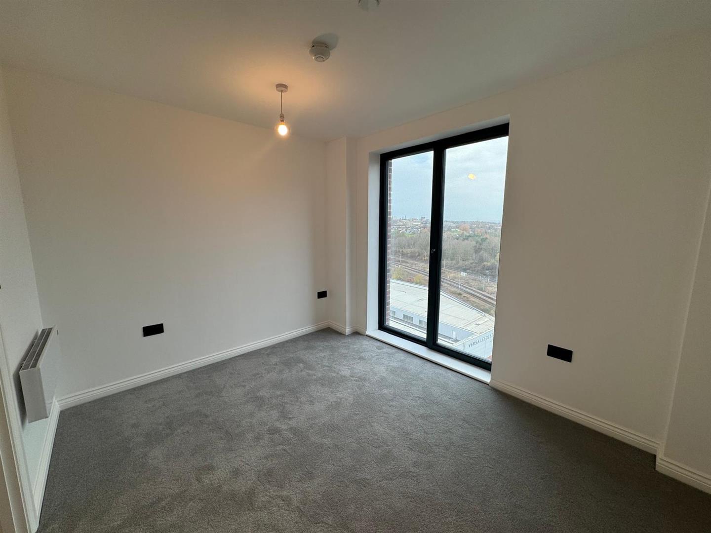 Flat Whitehall Road in Leeds