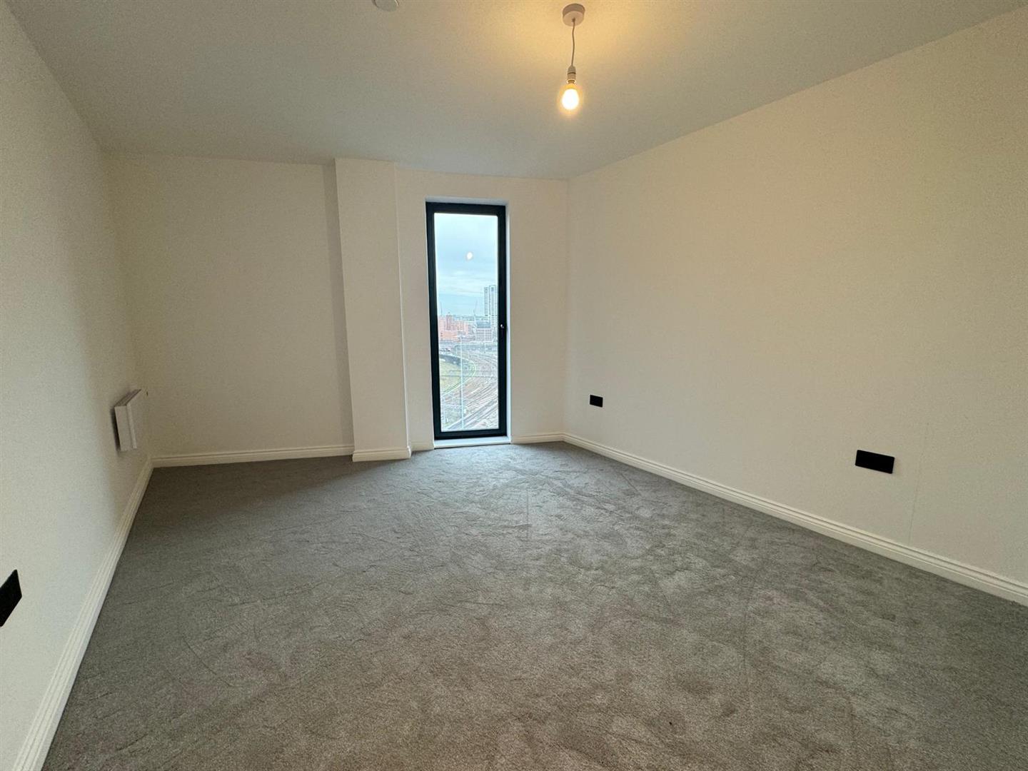 Flat Whitehall Road in Leeds