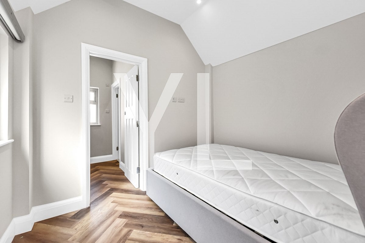 Room Shooters Hill Road in Greater London