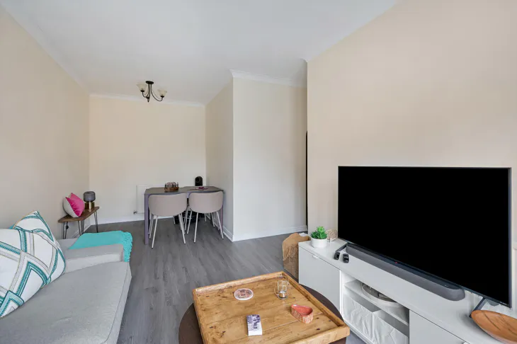 Flat Schooner Close in Greater London