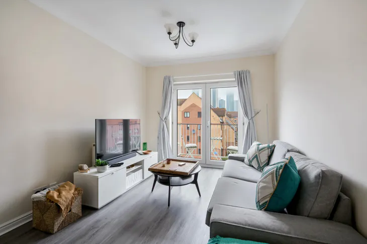 Flat Schooner Close in Greater London