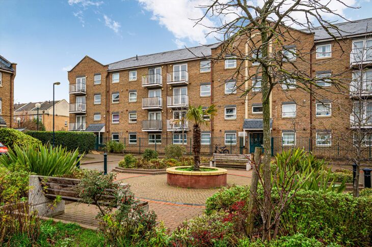 Flat Schooner Close in Greater London