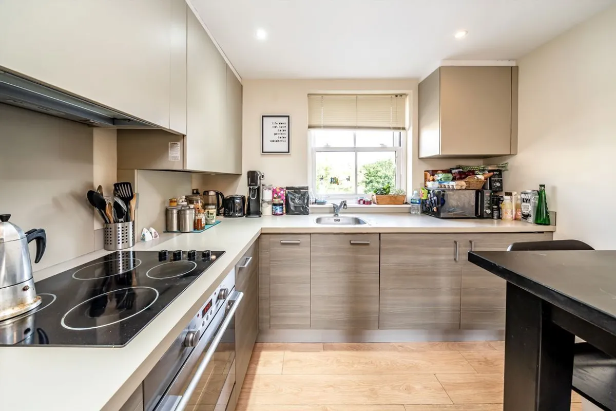Flat Holly Road in Greater London