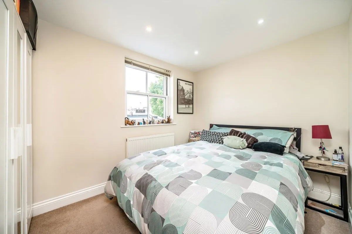 Flat Holly Road in Greater London