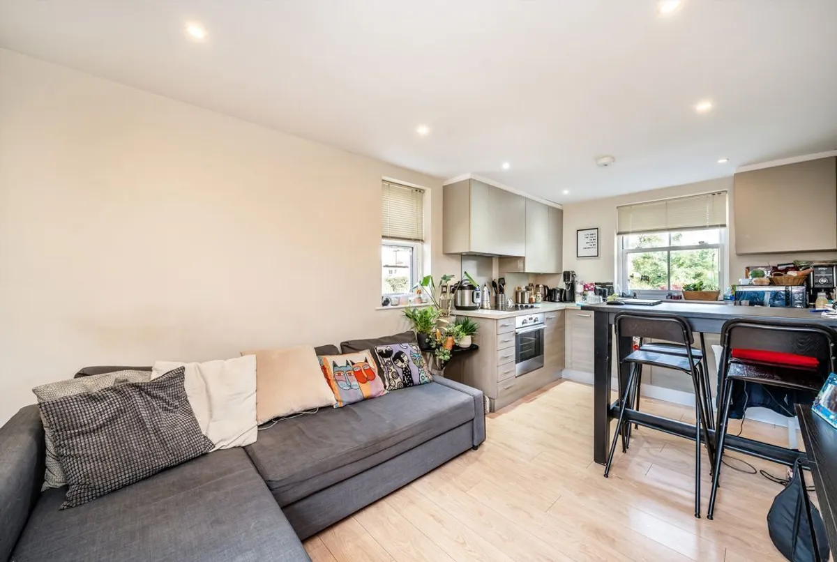 Flat Holly Road in Greater London