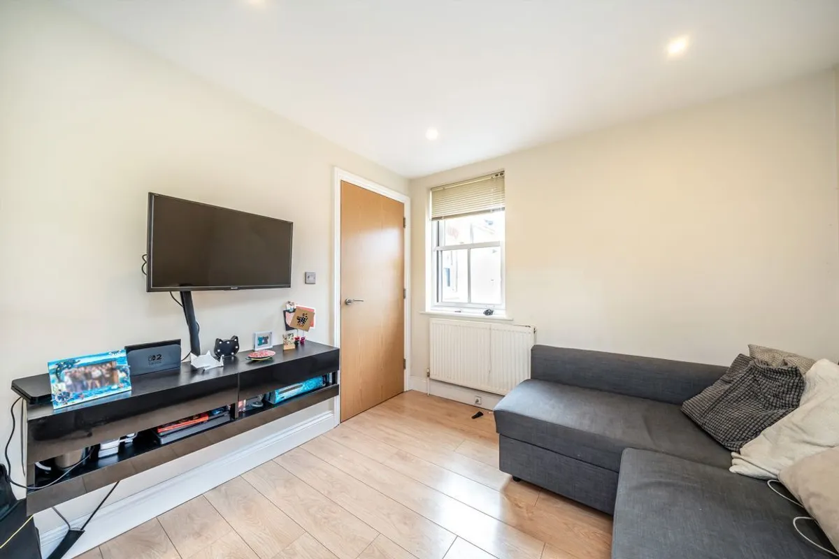 Flat Holly Road in Greater London