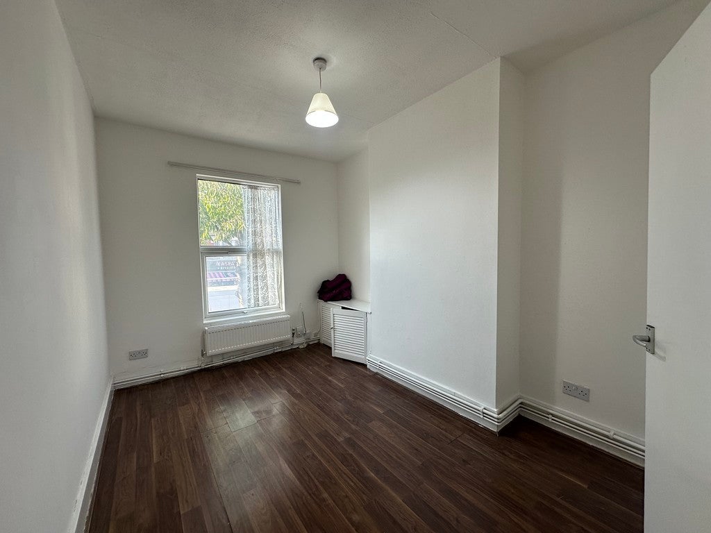 Flat Ripley Road in Greater London