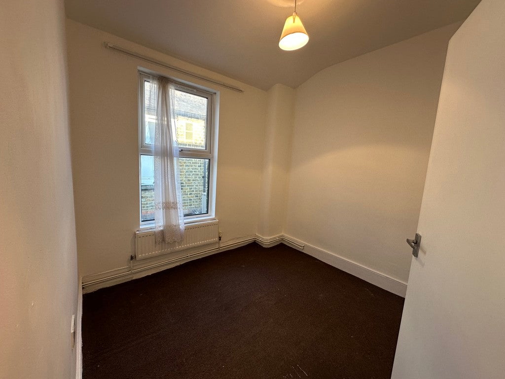 Flat Ripley Road in Greater London