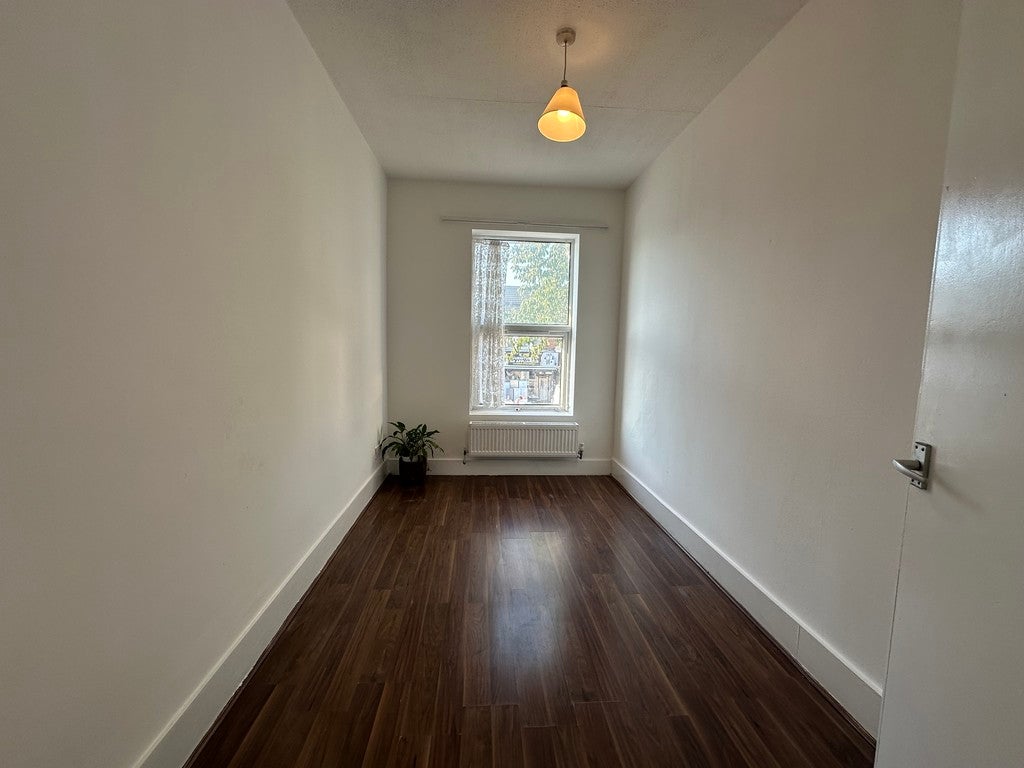 Flat Ripley Road in Greater London