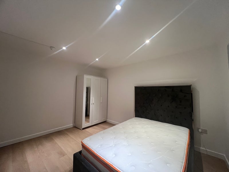 Room Esmeralda Road in Greater London