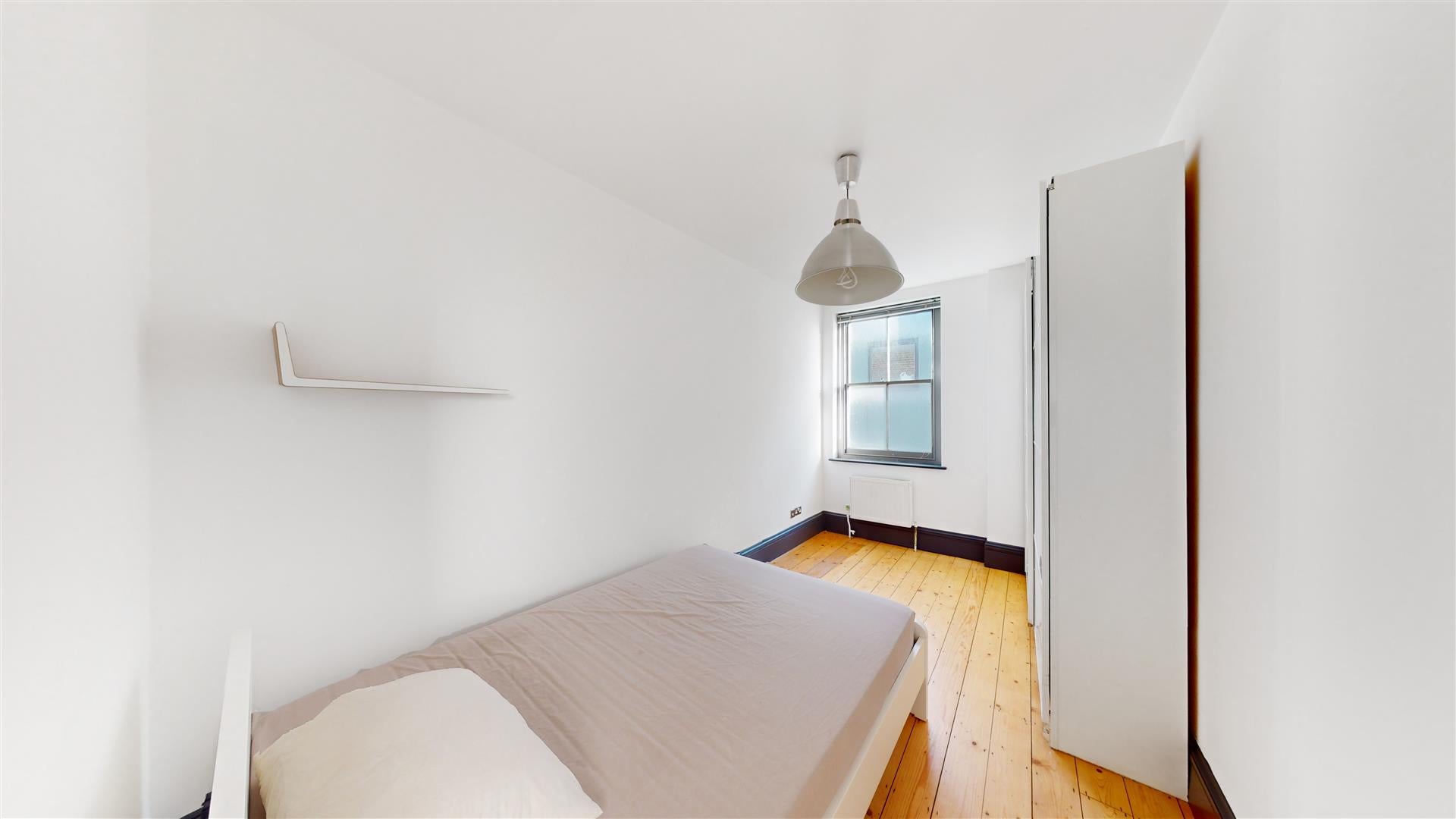 Flat Pedley Street in Greater London