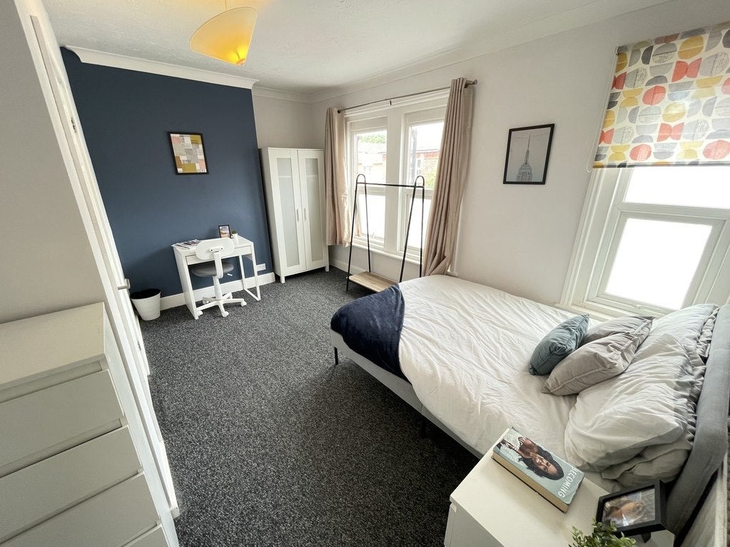 Room Milton Road in Southampton