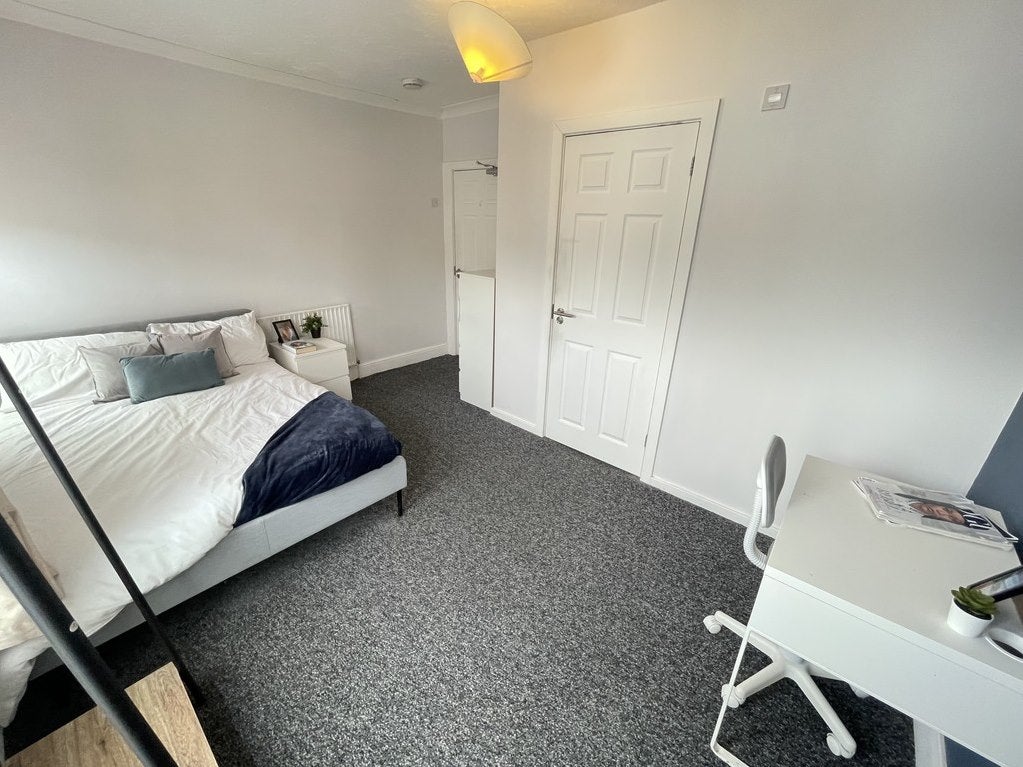 Room Milton Road in Southampton