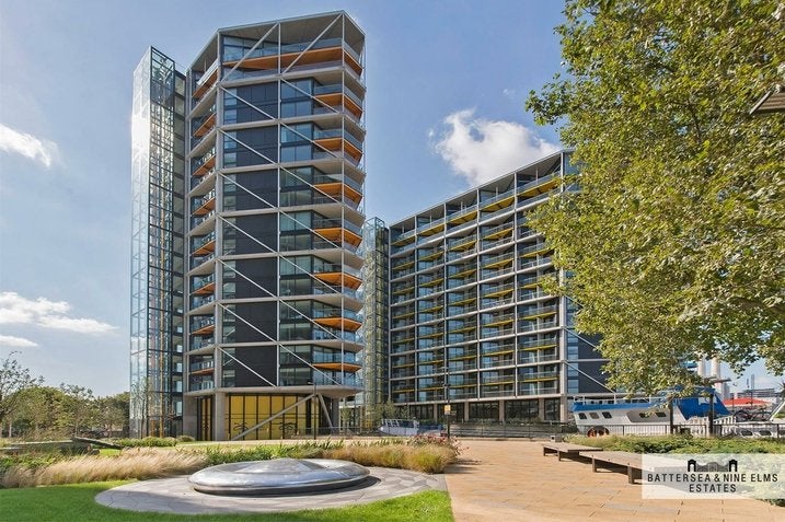 Flat Tideway Walk in Greater London