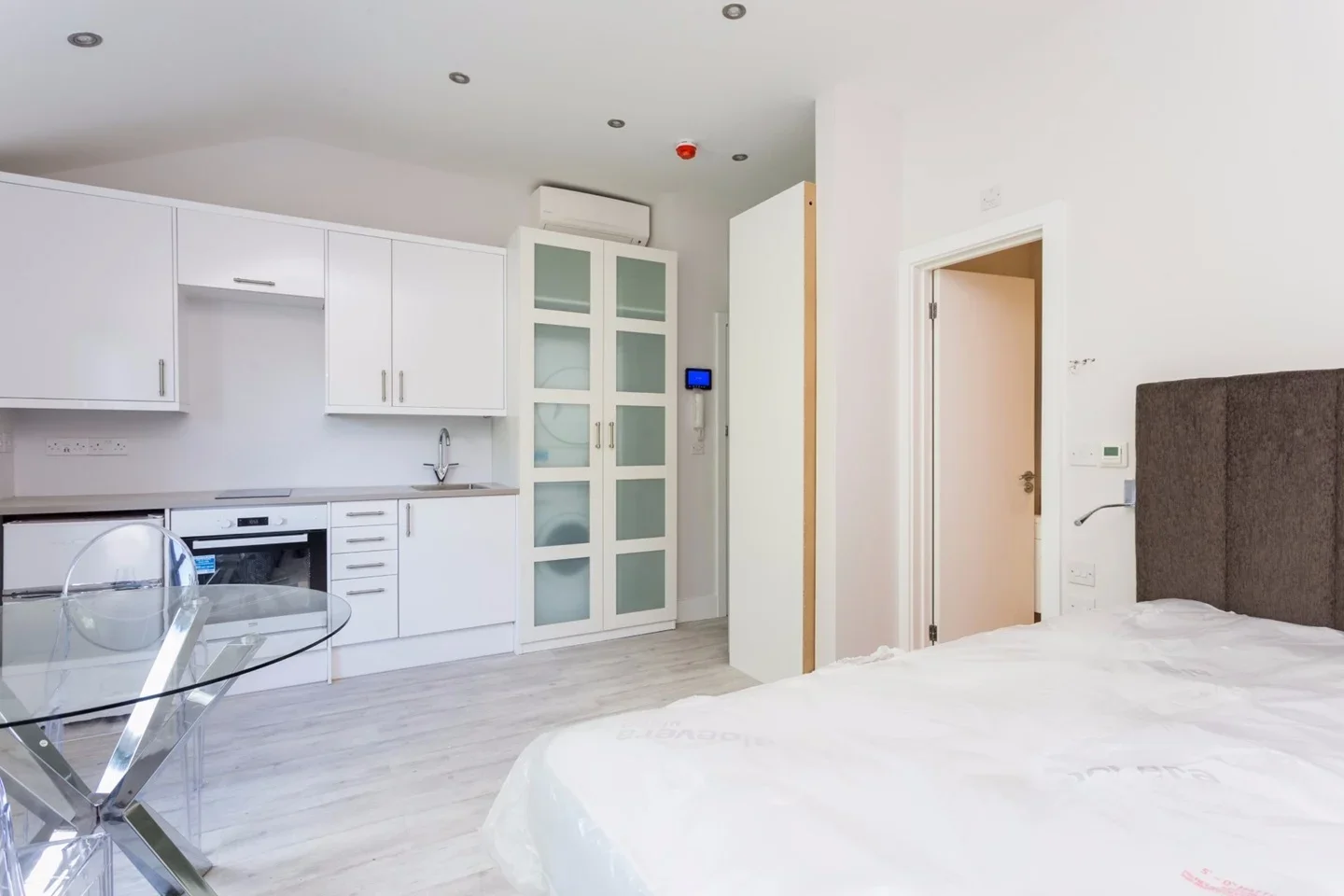 Flat Adolphus Road in Greater London