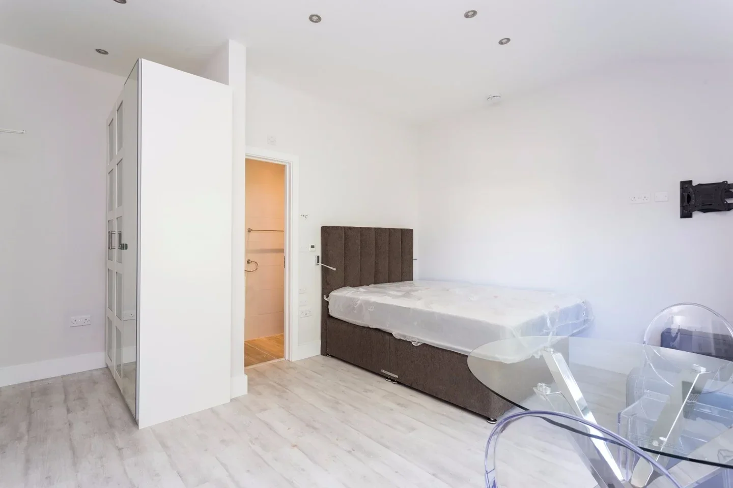 Flat Adolphus Road in Greater London