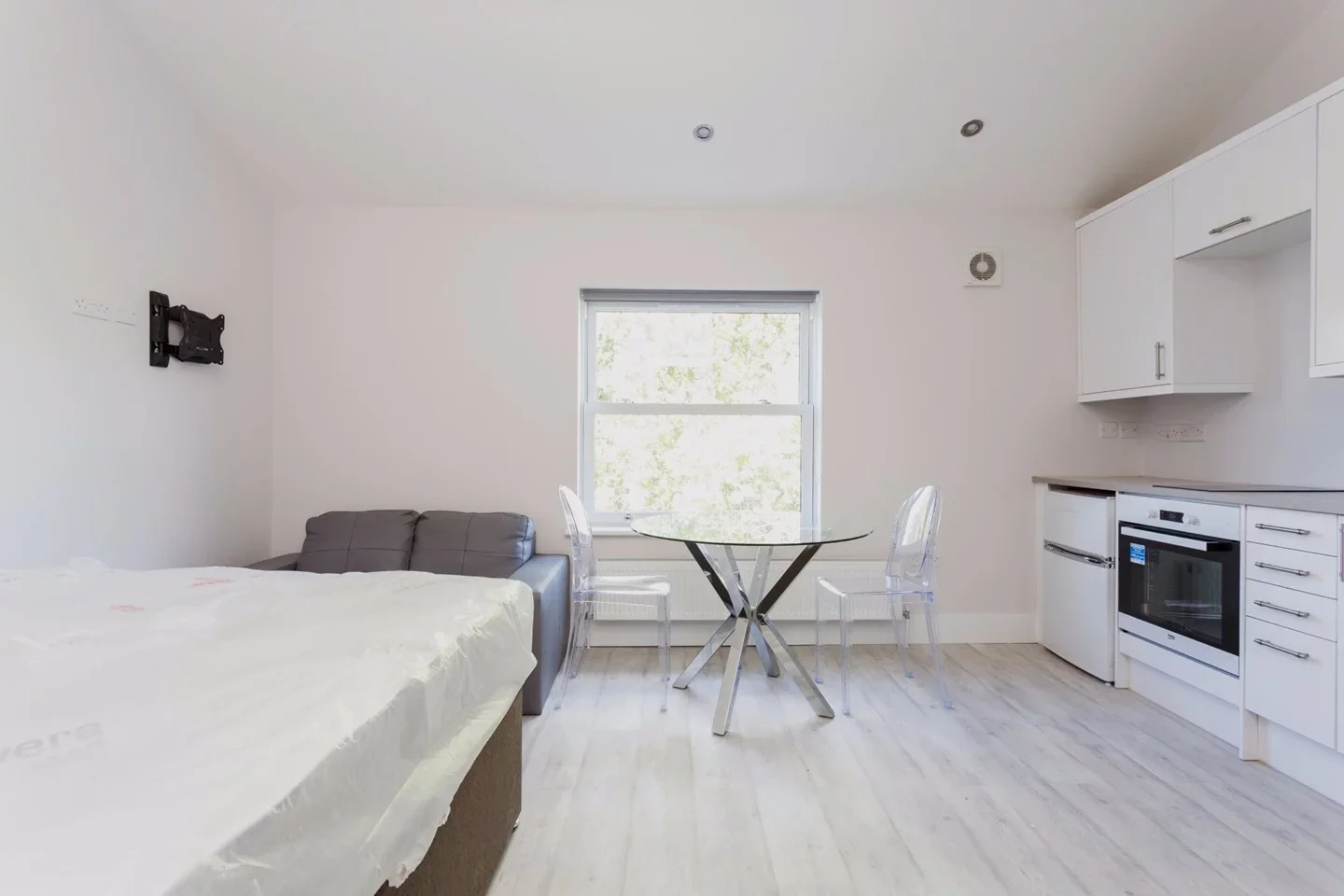 Flat Adolphus Road in Greater London