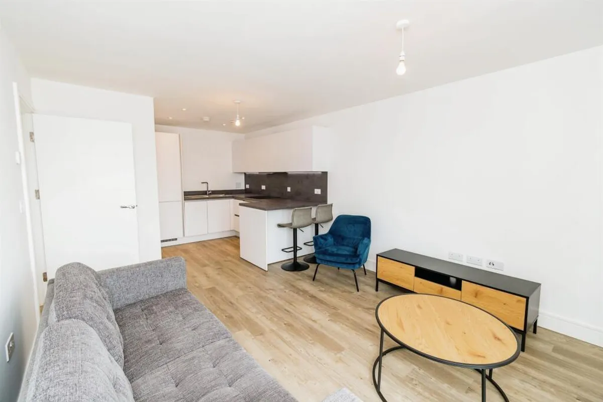 Flat Meridian Way in Southampton