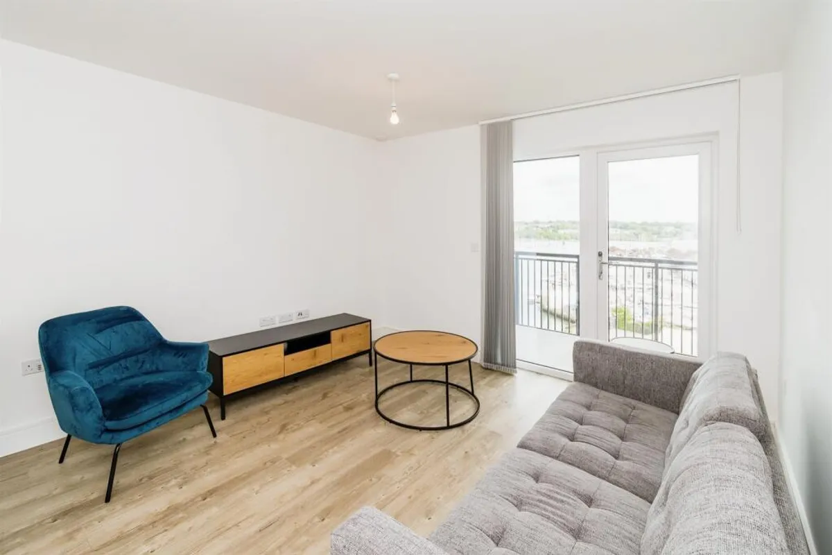 Flat Meridian Way in Southampton