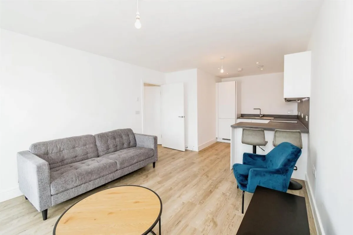 Flat Meridian Way in Southampton