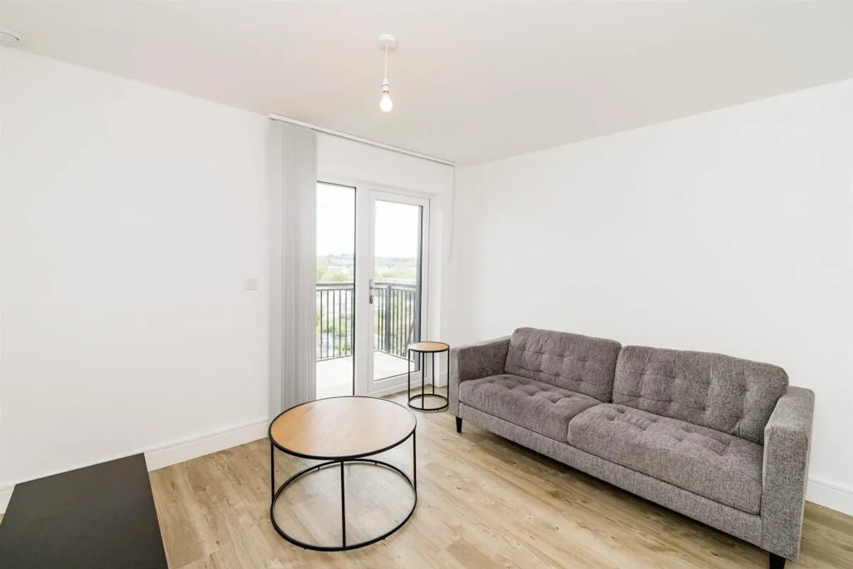 Flat Meridian Way in Southampton