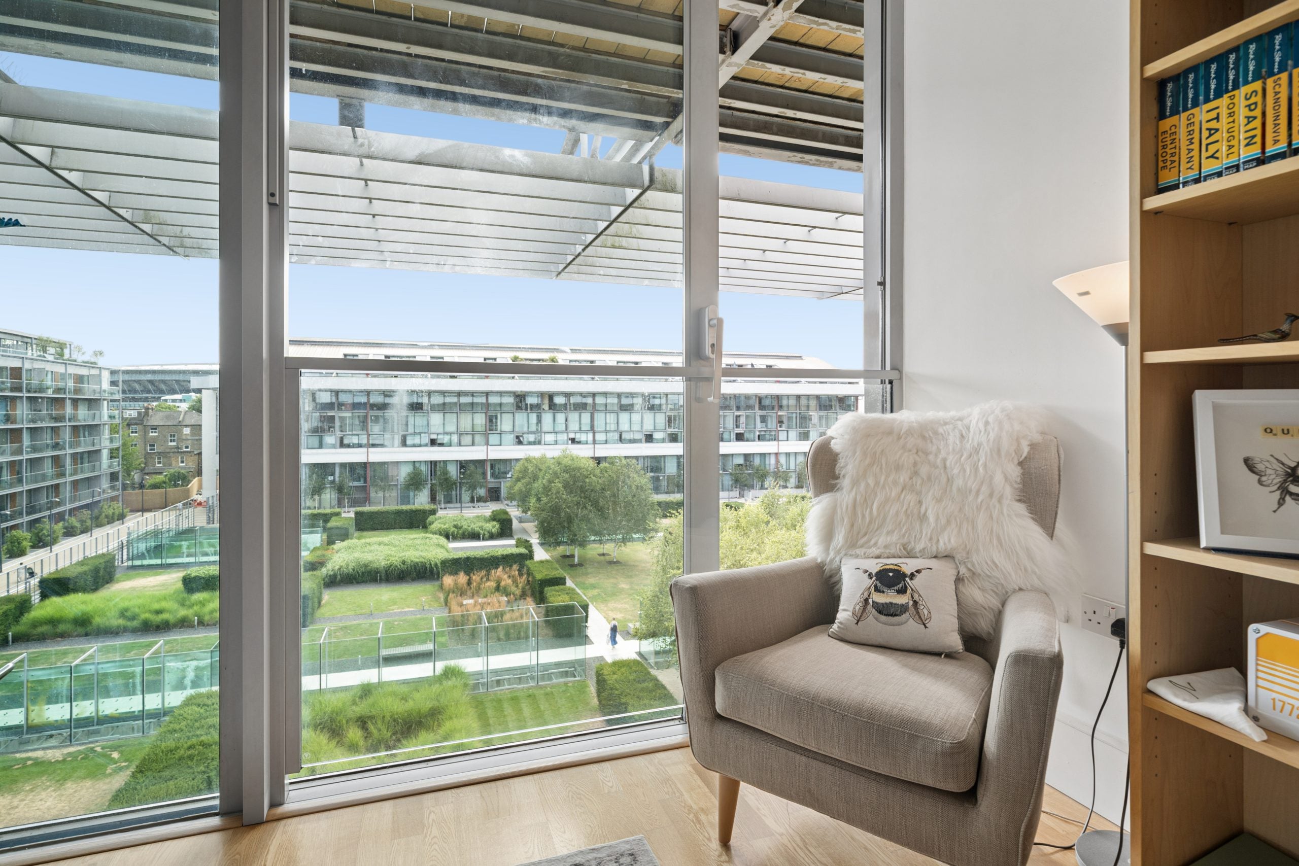 Flat Conewood Street in Greater London