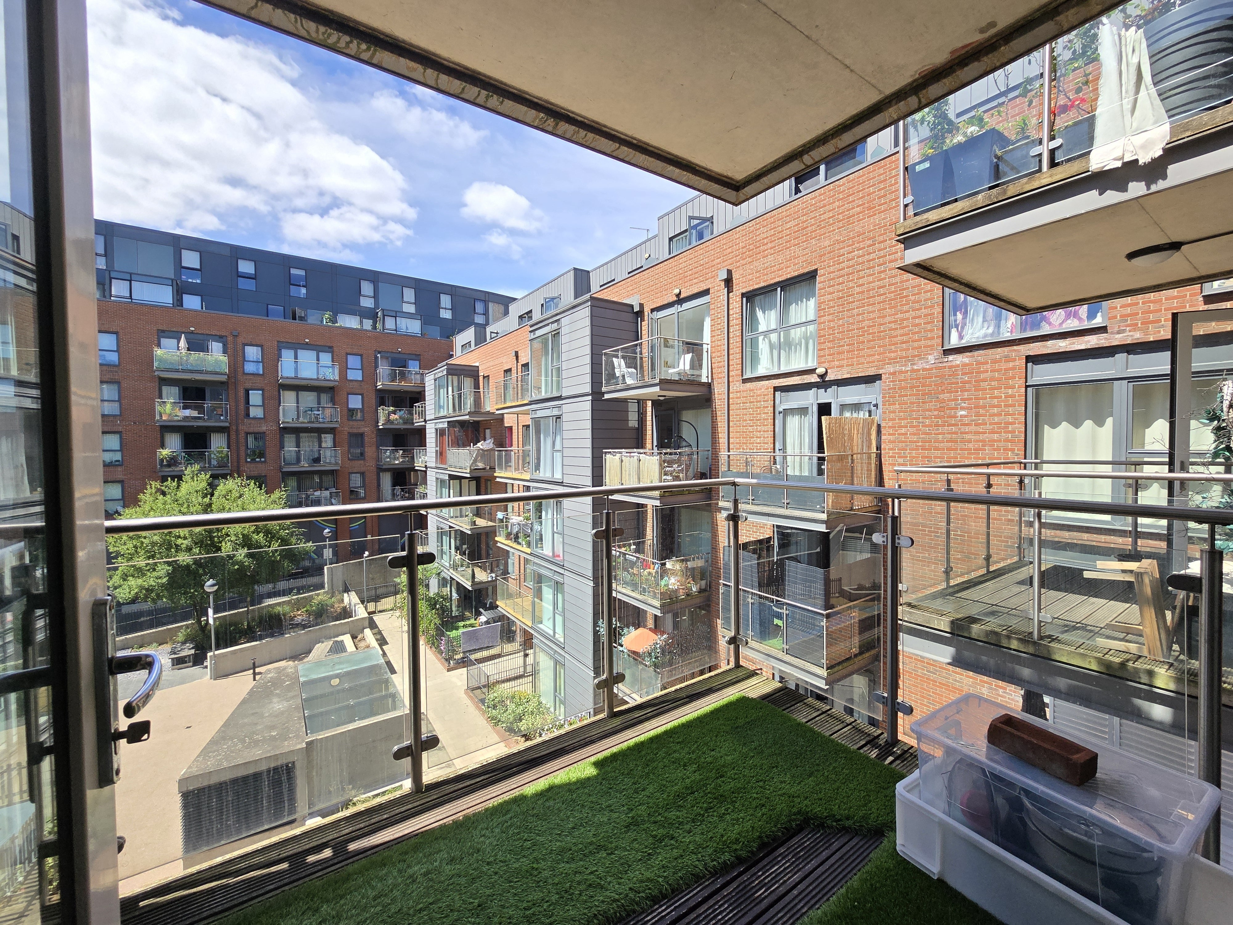 Flat Zenith Close in Greater London